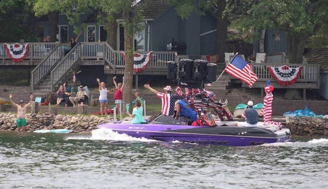 Waterfront, Lake Sylvia Cabin w/Massive Deck & 2 Docks 3BR/2BA - Sleeps 8
