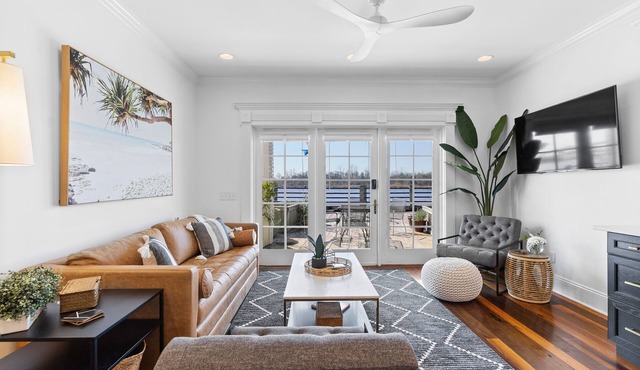 Waterfront, Sunset Views! Historic Dwtn-King Bed-Luxury with Free Parking!