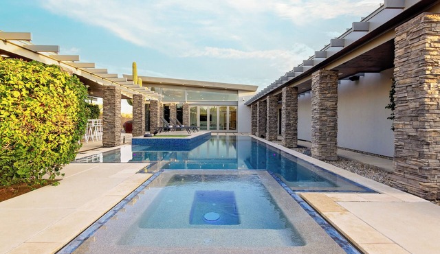 WHISPERING WIND– NEW Luxury Scottsdale Villa w/Beach Entry Pool, Hot Tub, Games & More
