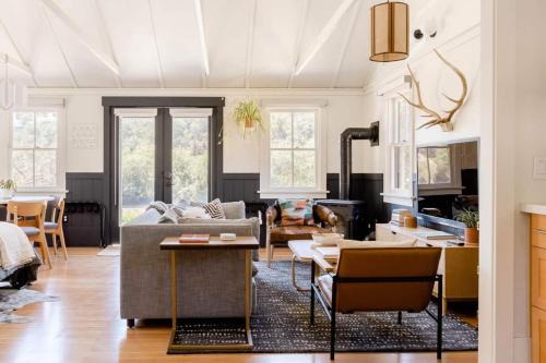 Wild Hair Studio-Stylish Farm Stay w EV charger