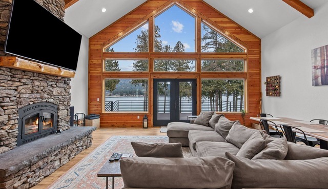 Willow Bay - Riverfront Retreat with Dock & AC