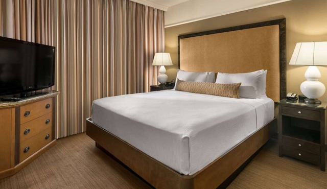 Your Gateway to Scottsdale's Wonders: Elegant Suites Await! Paws Friendly, Pool