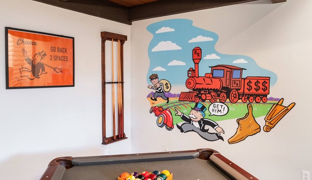 Your Home Away from Home: Pool, Monopoly, Hot Tub, Mini-Golf, BBQ, Luxury Home
