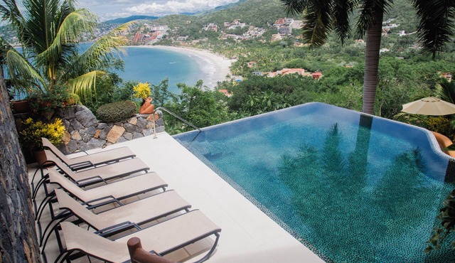 Zihua Vista Bay Principal: Stunning La Ropa Views, Infinity Pool & Gourmet Kitch