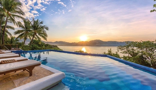 Zihuatanejo | Compact Ocean Retreat | Pool + Beach