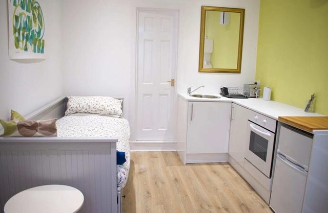 Bright Comfortable Studio Apt. in Leith in Edinburgh