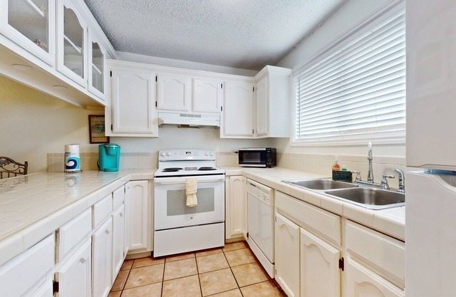 Charming Condo at The Dolphins w/3 Patios, Pool & Hot Tub - 1 Block to Gulf