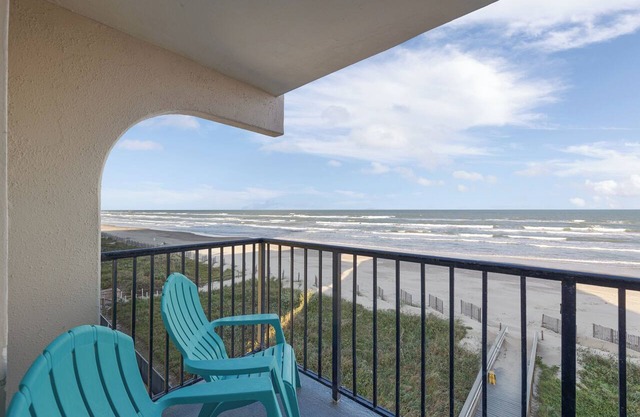 Hear the Waves from Beachfront Florence I #402! Dog-Friendly!