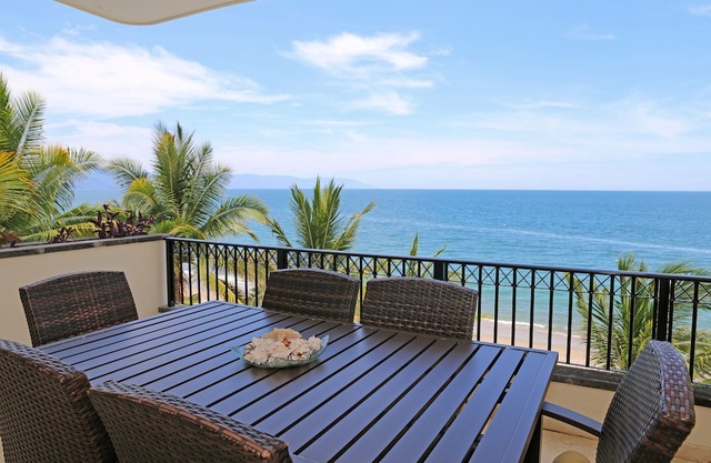 😍ROMANTIC GETAWAY😍AMAZING OCEAN VIEWS -HOP, SKIP & JUMP TO THE BEACH -GR8 POOL