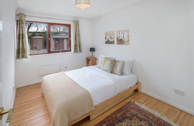 Spacious 2 bed sleeps 5 with parking nr Chelsea