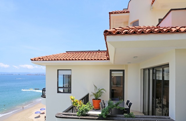 ❤️TWO STORY PENTHOUSE / BEACHFRONT / AMAZING SUNSETS / SUN-FILLED POOL /DOWNTOWN