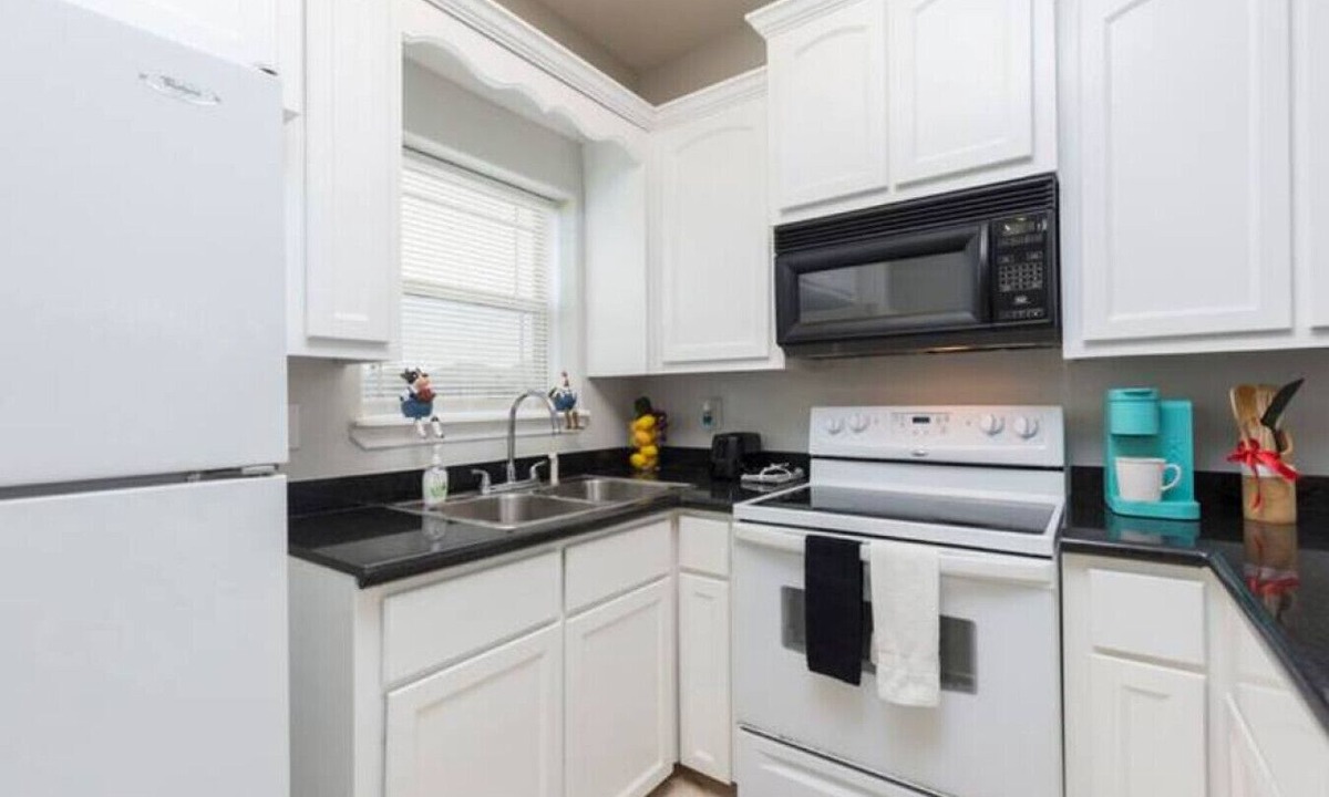 Edinburg Apartment | Designer Trendy apartment!