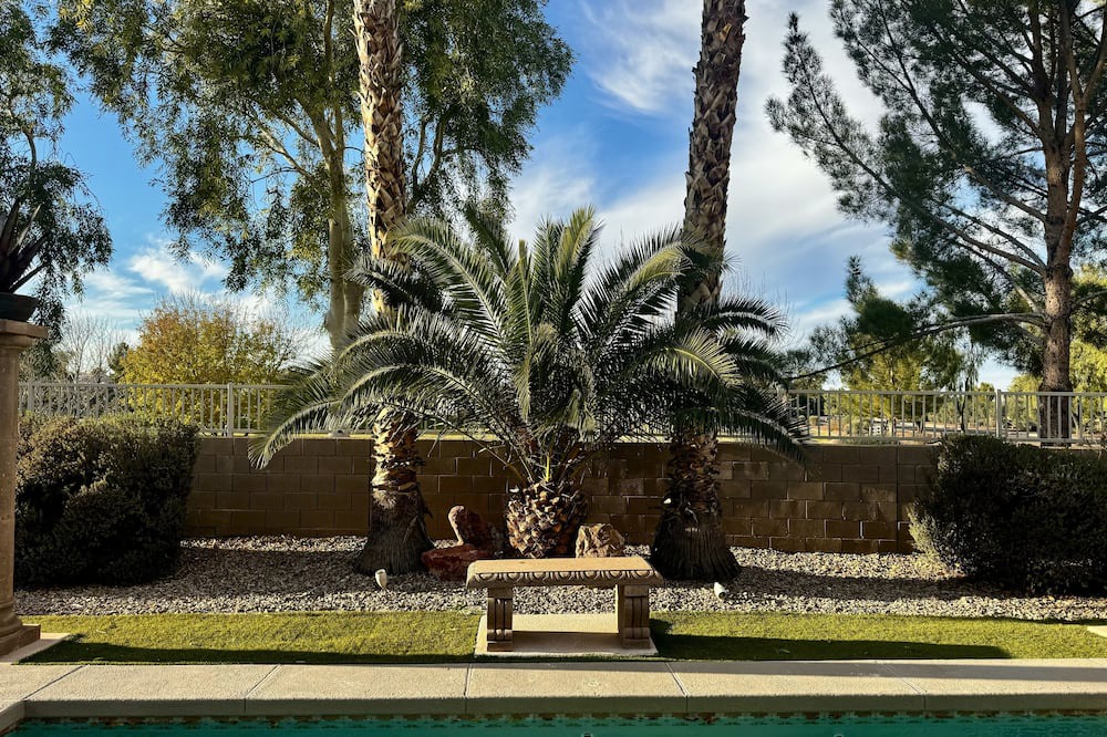 Surprise Farms House | Spacious Spring Training Home with 6 bedrooms, game room, pool and putting green