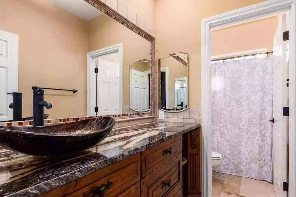 Photo of Bathroom in Calle Lejos Estates