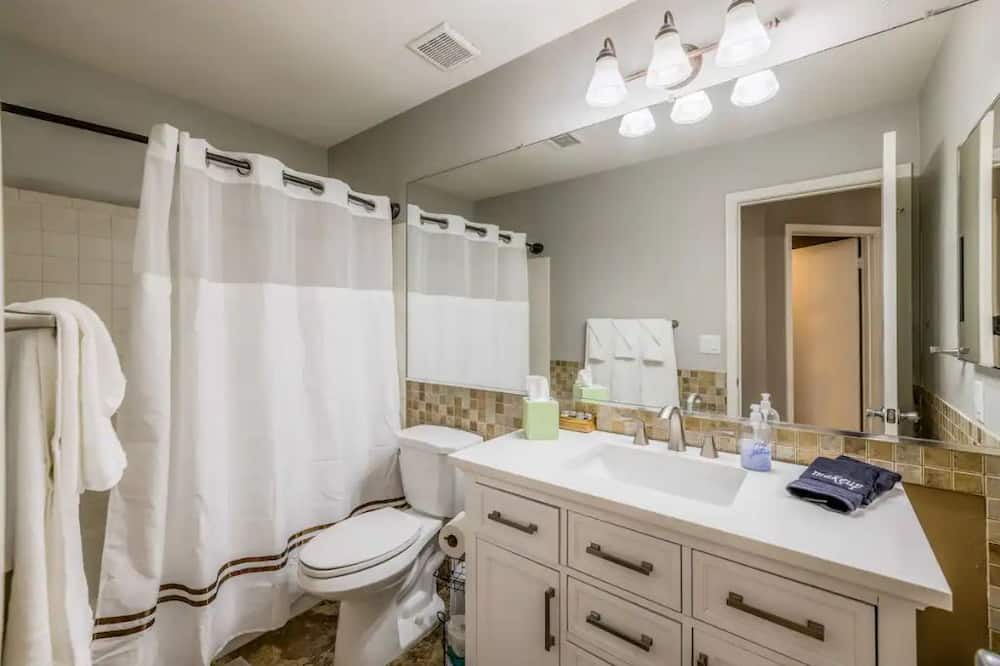 Photo of Bathroom in Mountain Park Ranch