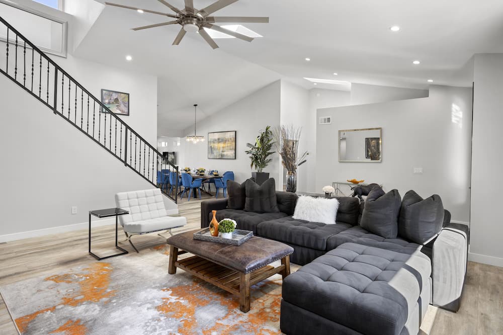 Photo of Livingroom in Moon Valley Vista
