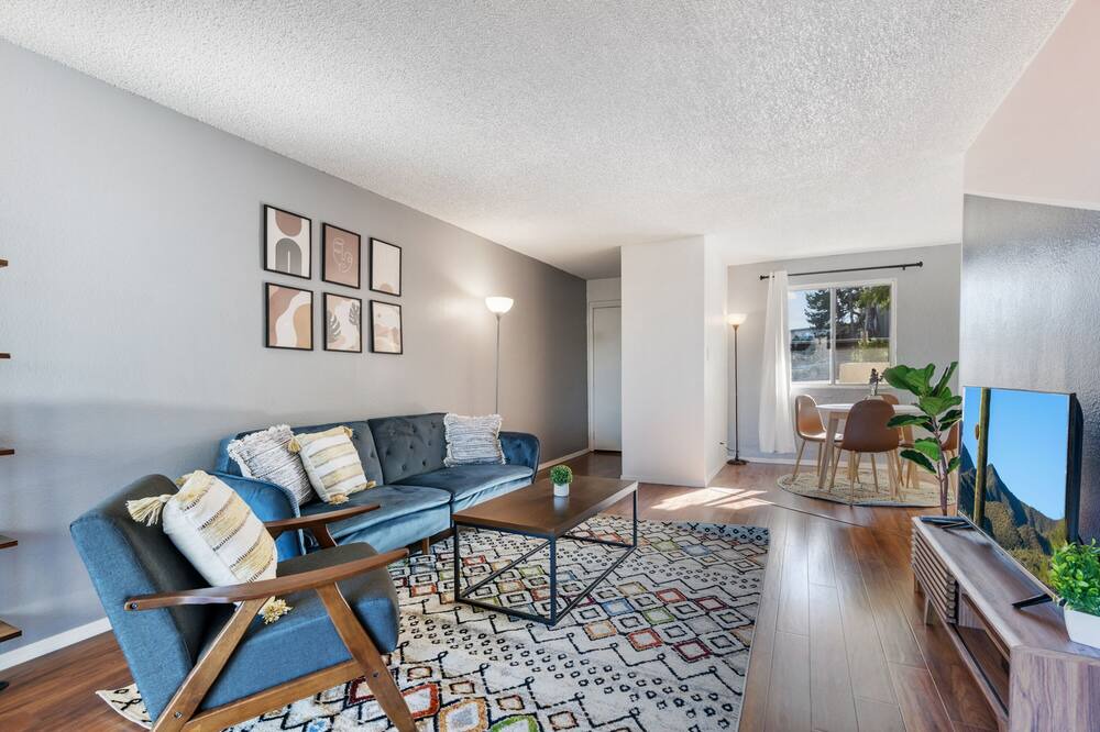 Photo of Livingroom in Entertainment District