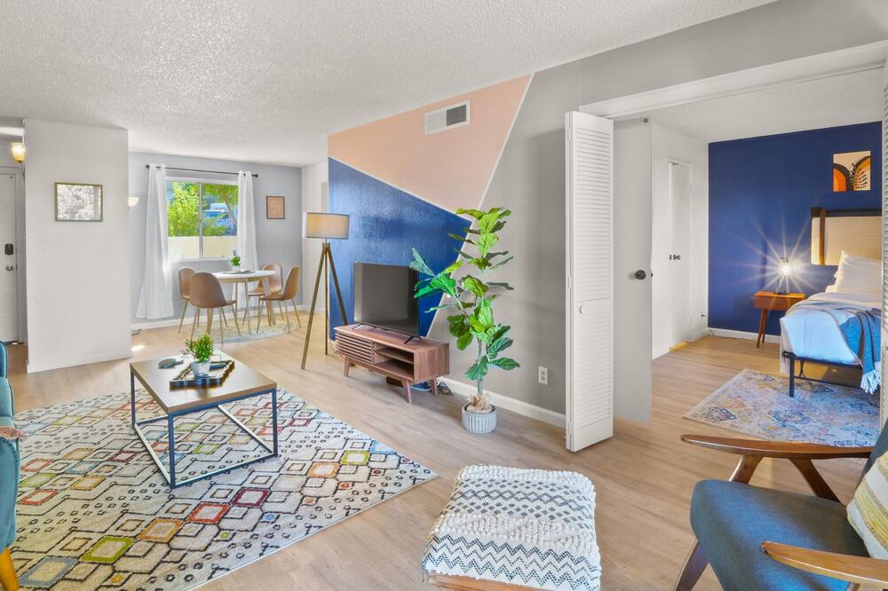 Photo of Livingroom in Entertainment District