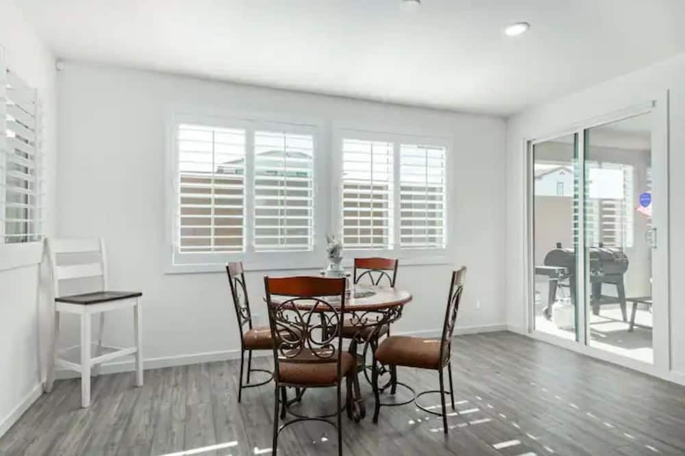 Photo of Bedroom in Montecito in Estrella