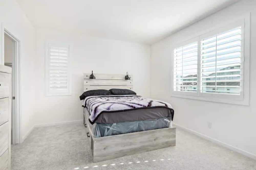 Photo of Bedroom in Montecito in Estrella