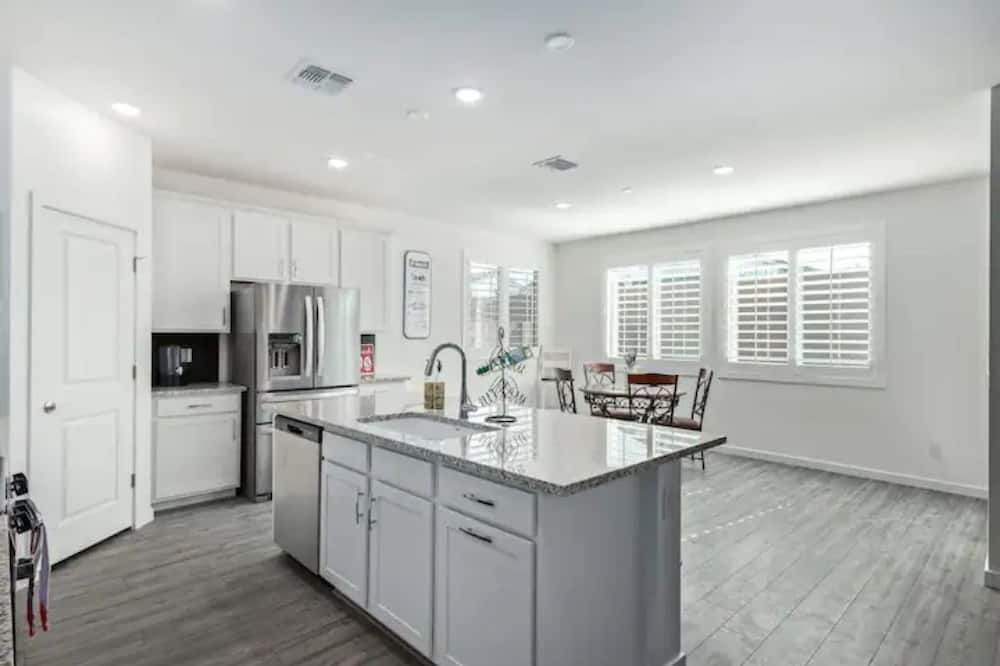 Photo of Kitchen in Montecito in Estrella