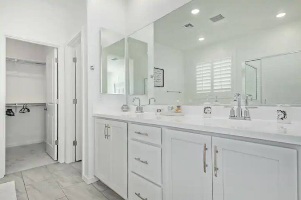 Photo of Bathroom in Montecito in Estrella