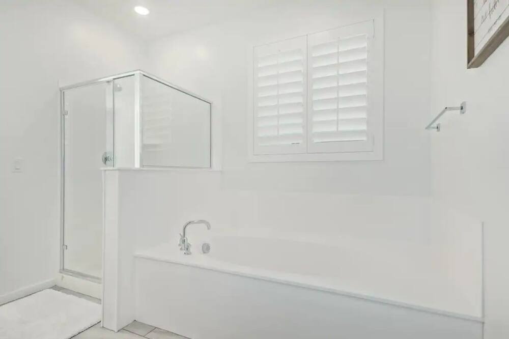 Photo of Bathroom in Montecito in Estrella