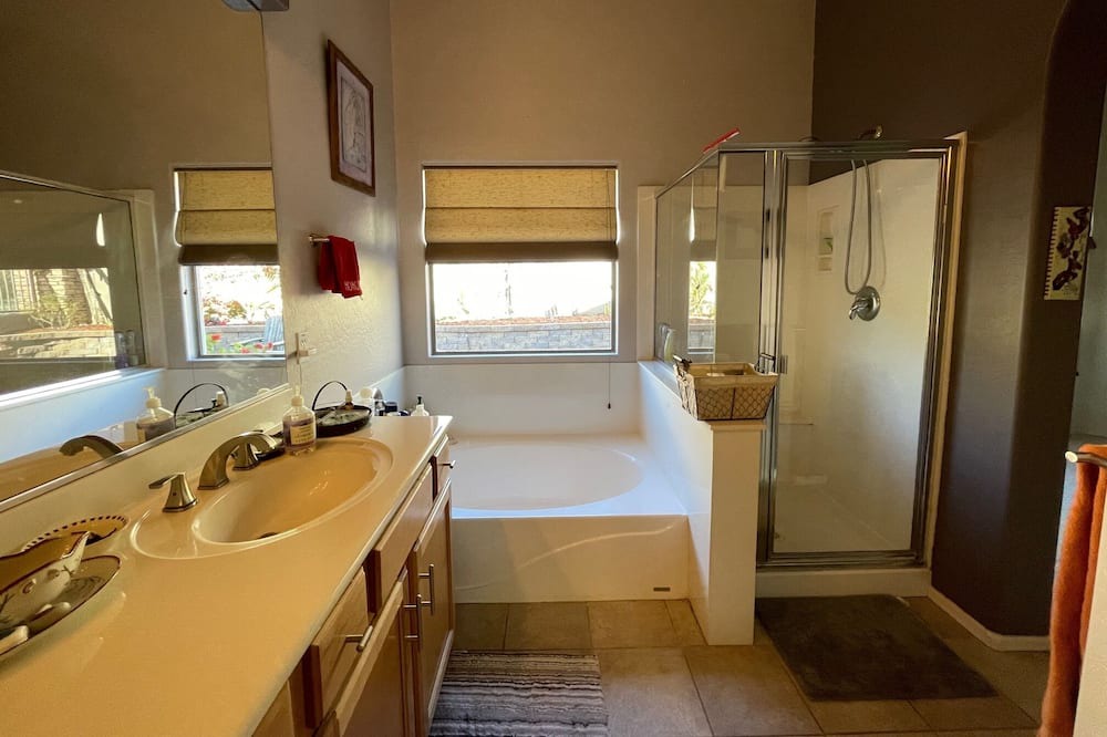 Photo of Bathroom in Foothills Reserve