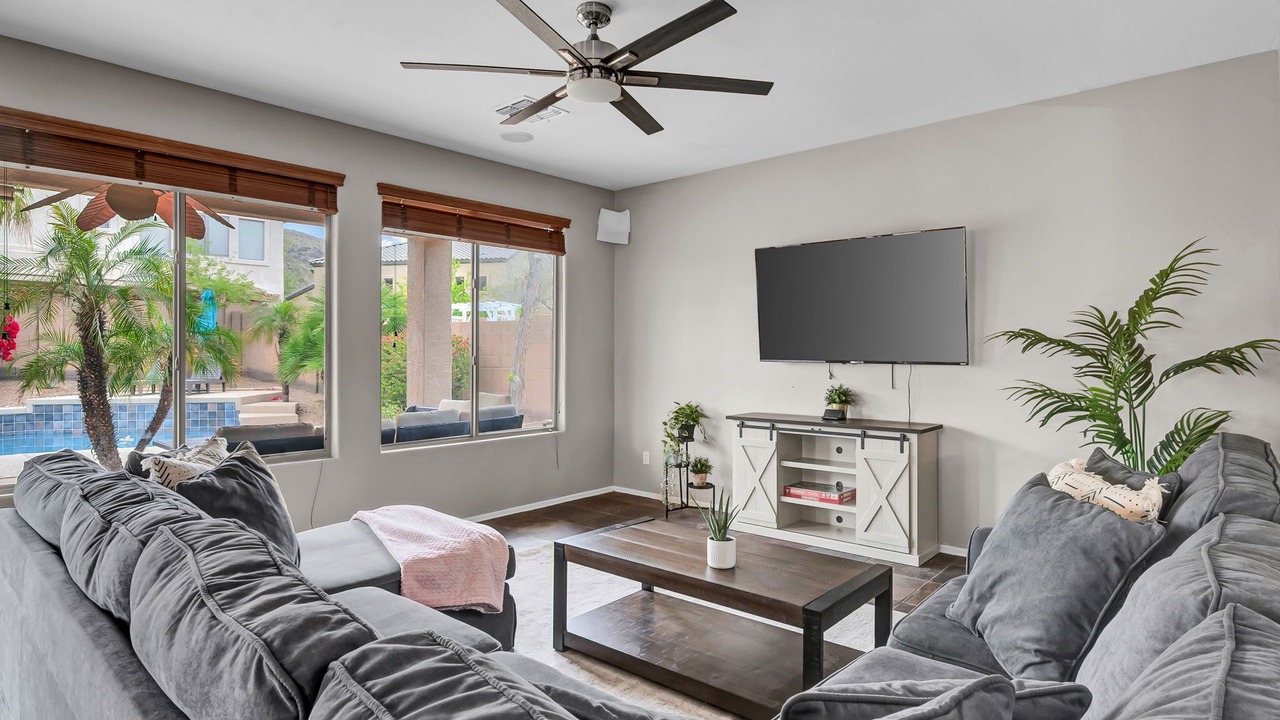 Photo of Livingroom in Foothills Reserve