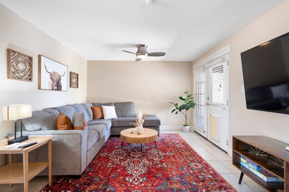 Photo of Livingroom in Entertainment District