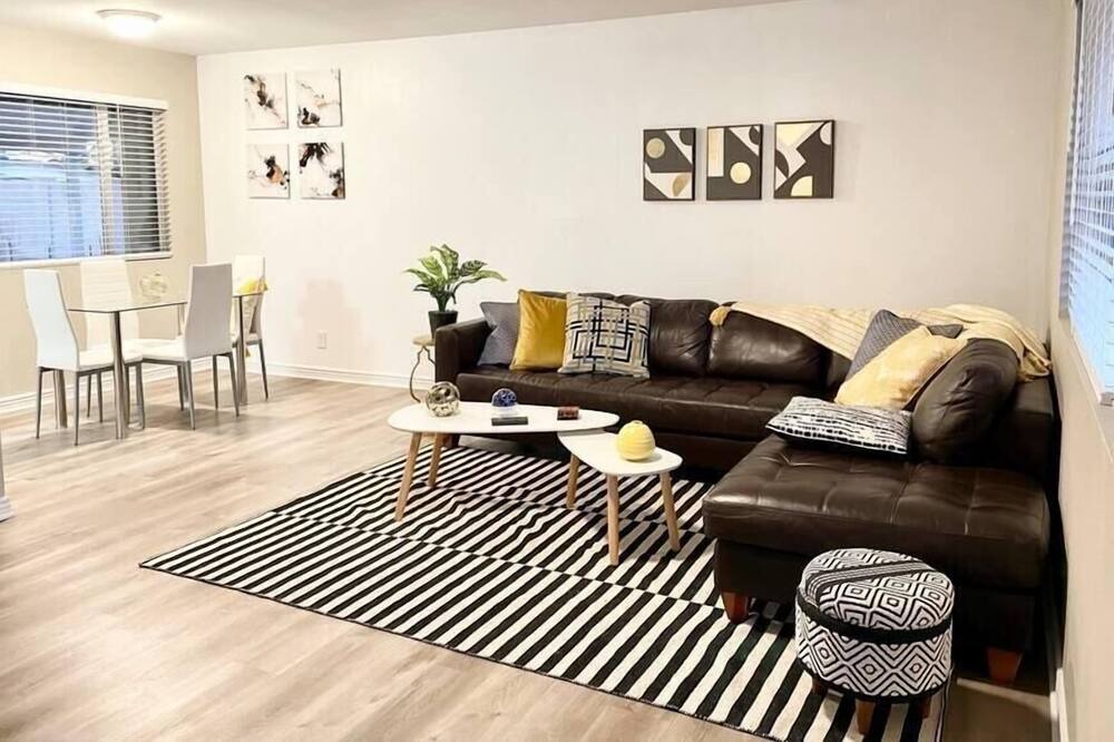 Photo of Livingroom in New Papago Parkway