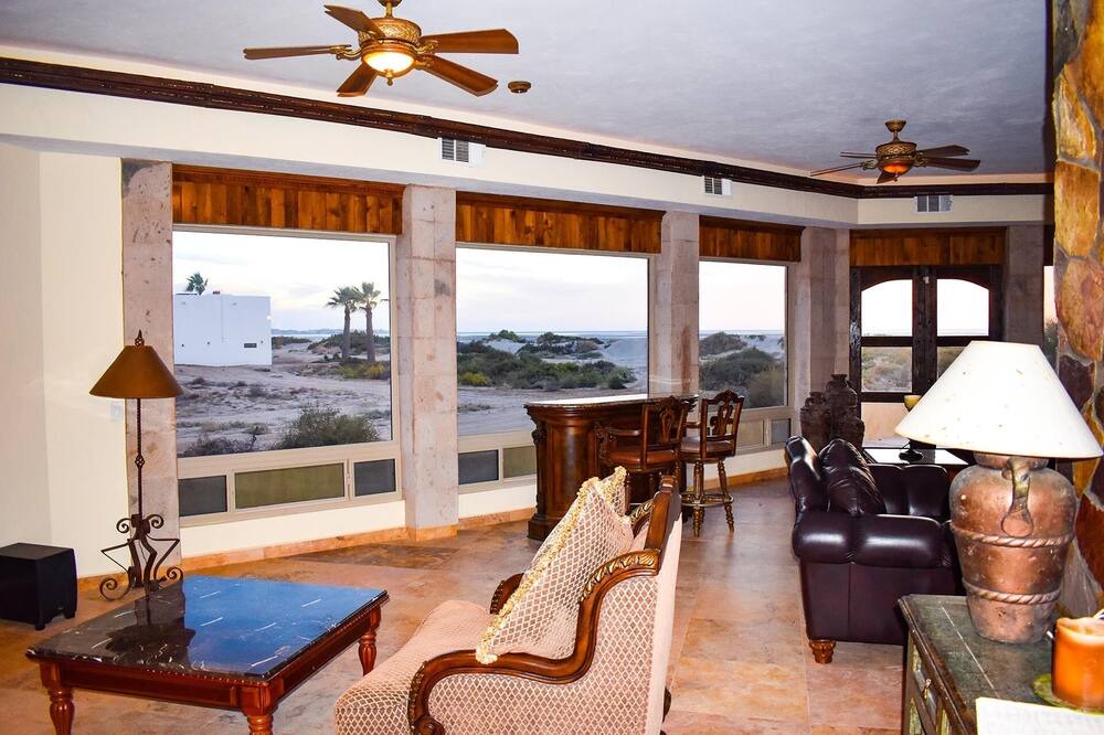 Photo of Livingroom in Laguna Shores