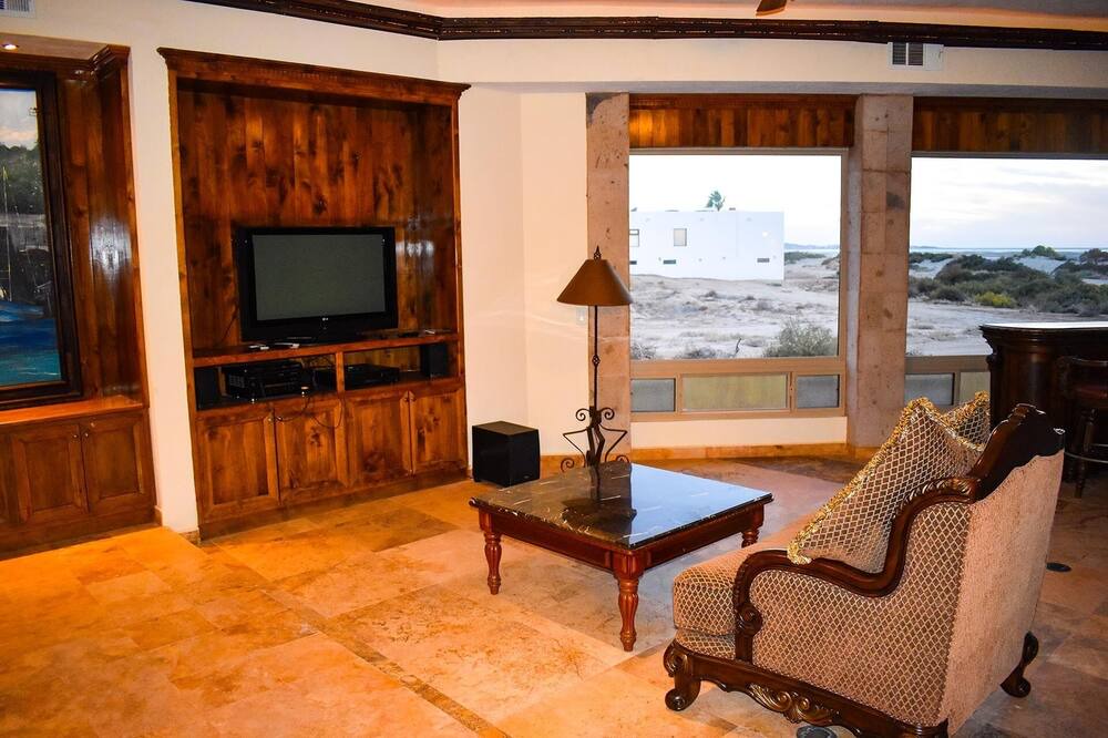 Photo of Livingroom in Laguna Shores