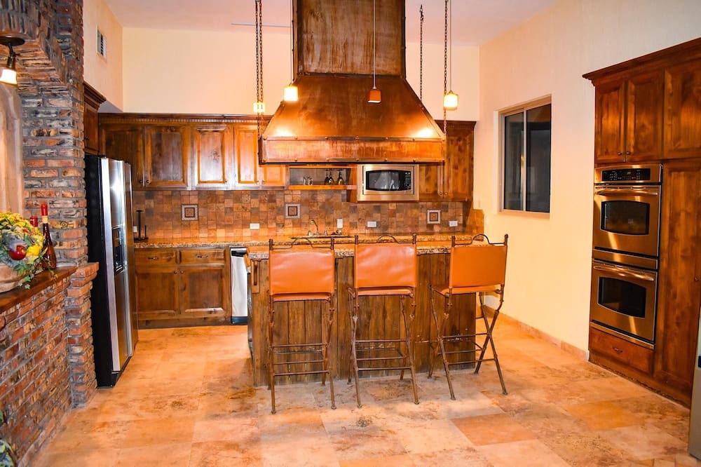 Photo of Kitchen in Laguna Shores