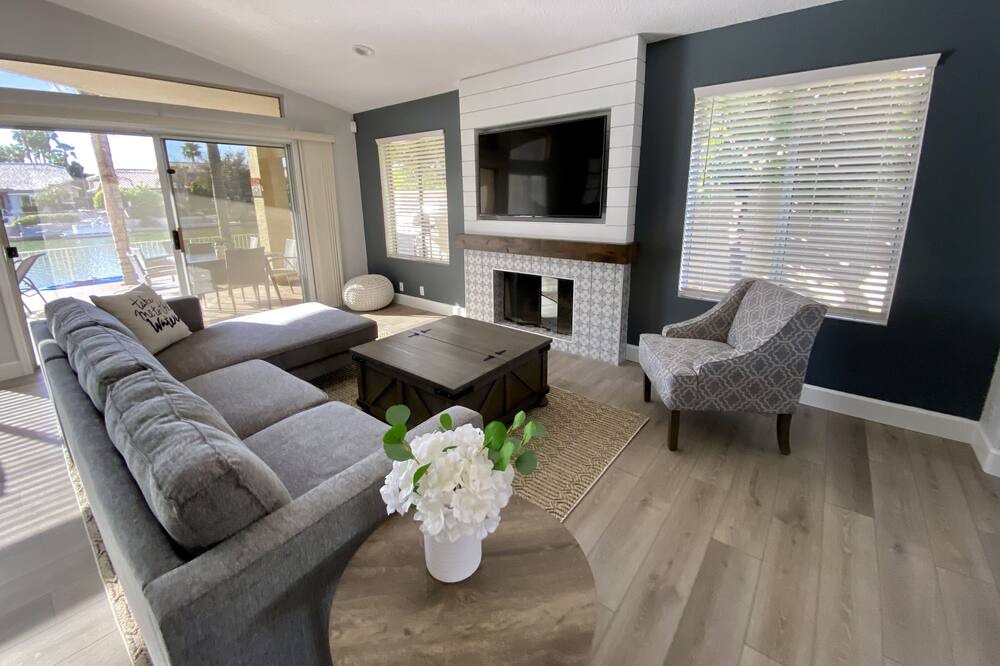 Photo of Livingroom in Arrowhead Lakes