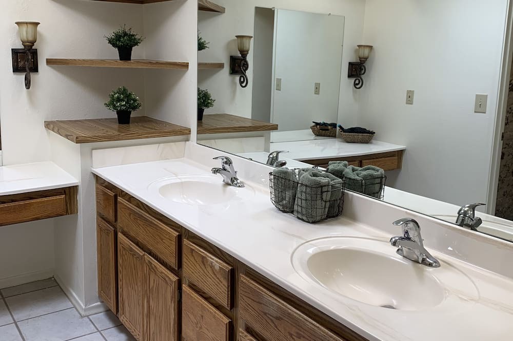 Photo of Bathroom in Cottonwood