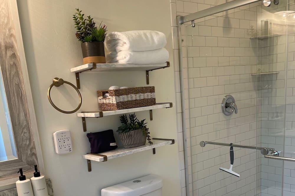 Photo of Bathroom in Wilshire Terrace