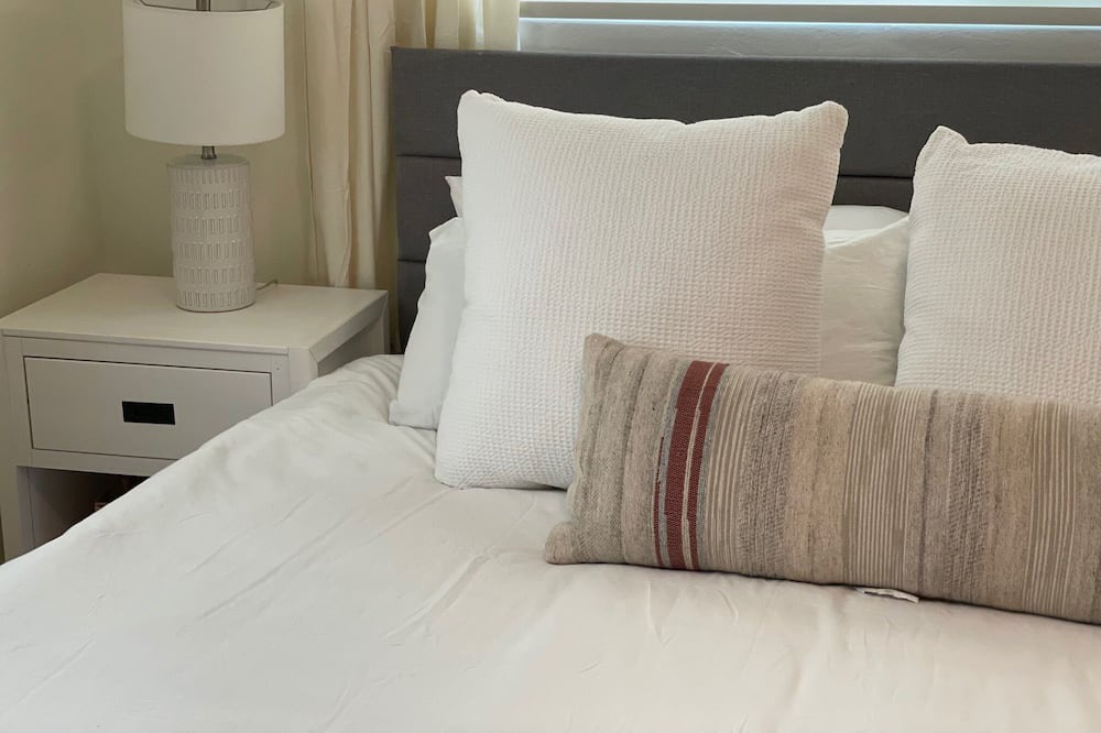 Photo of Bedroom in Wilshire Terrace