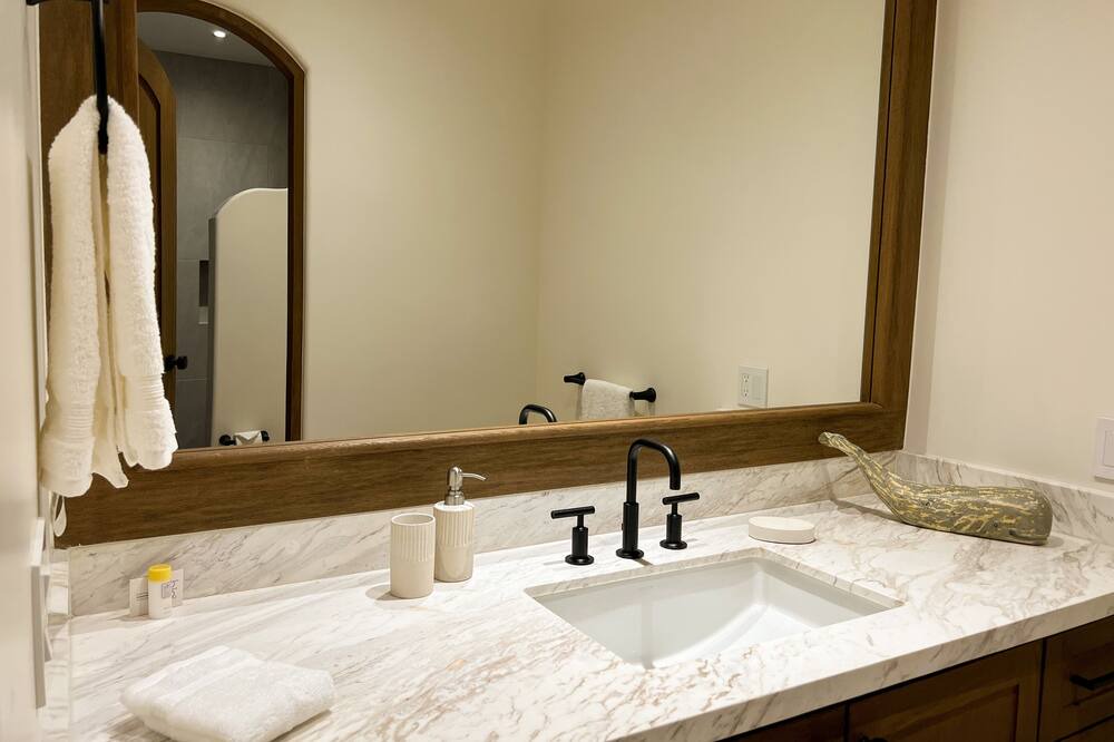 Photo of Bathroom in Buzzards