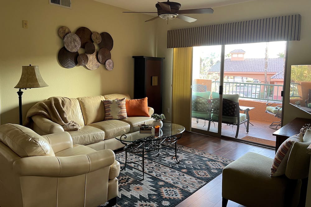 Photo of Livingroom in Surprise