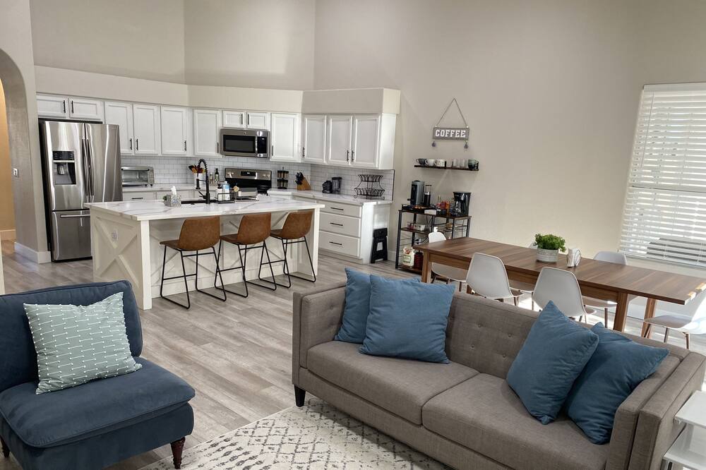 Photo of Livingroom in Val Vista Lakes