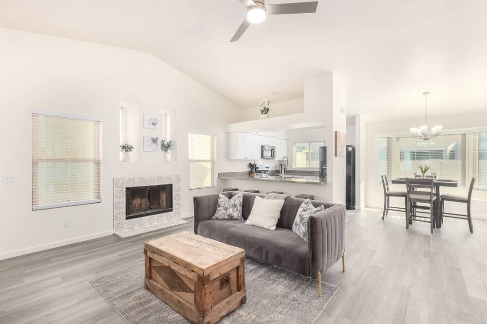 Photo of Livingroom in Peacock Village