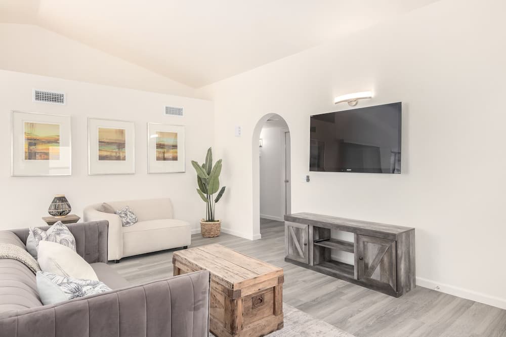 Photo of Livingroom in Peacock Village