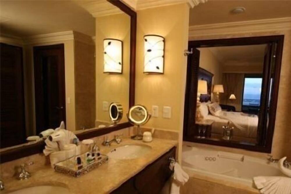 Photo of Bathroom in Ildefonso Green