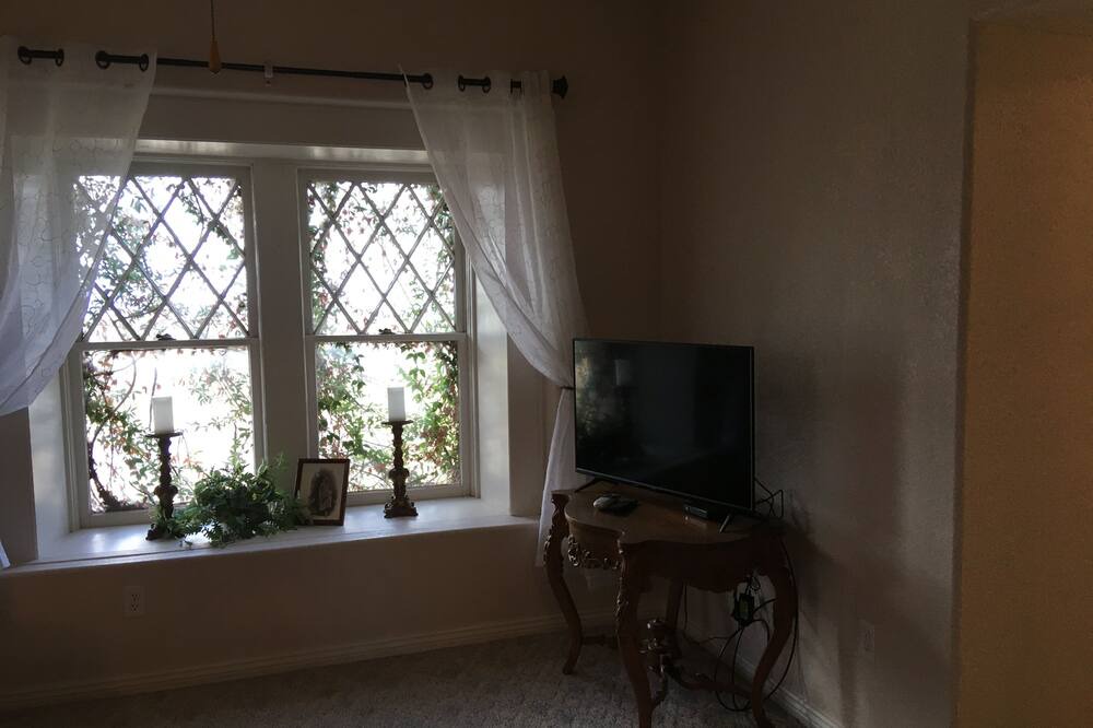 Photo of Livingroom in Oracle