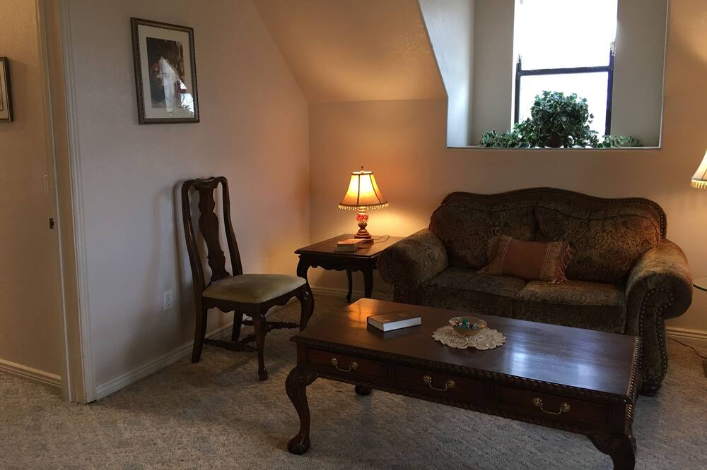 Photo of Livingroom in Oracle