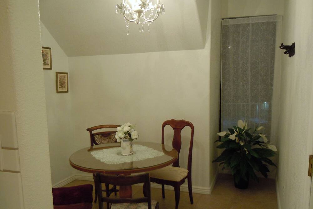 Photo of Livingroom in Oracle