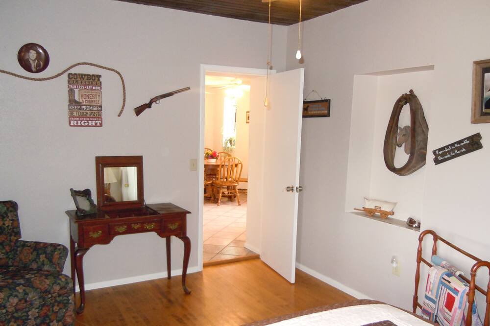 Photo of Bedroom in Oracle