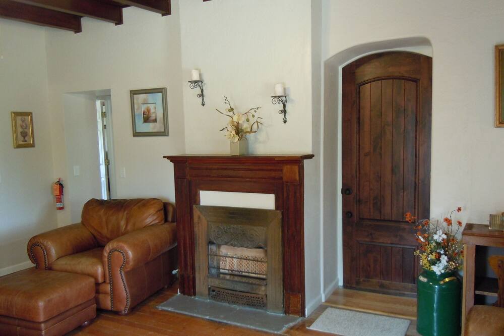 Photo of Livingroom in Oracle