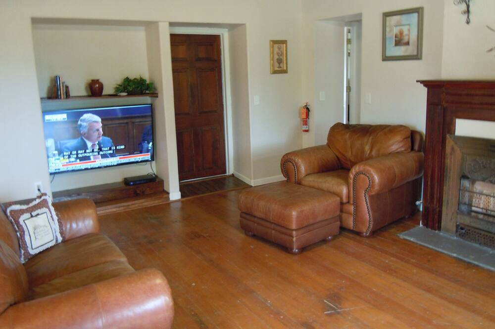 Photo of Livingroom in Oracle